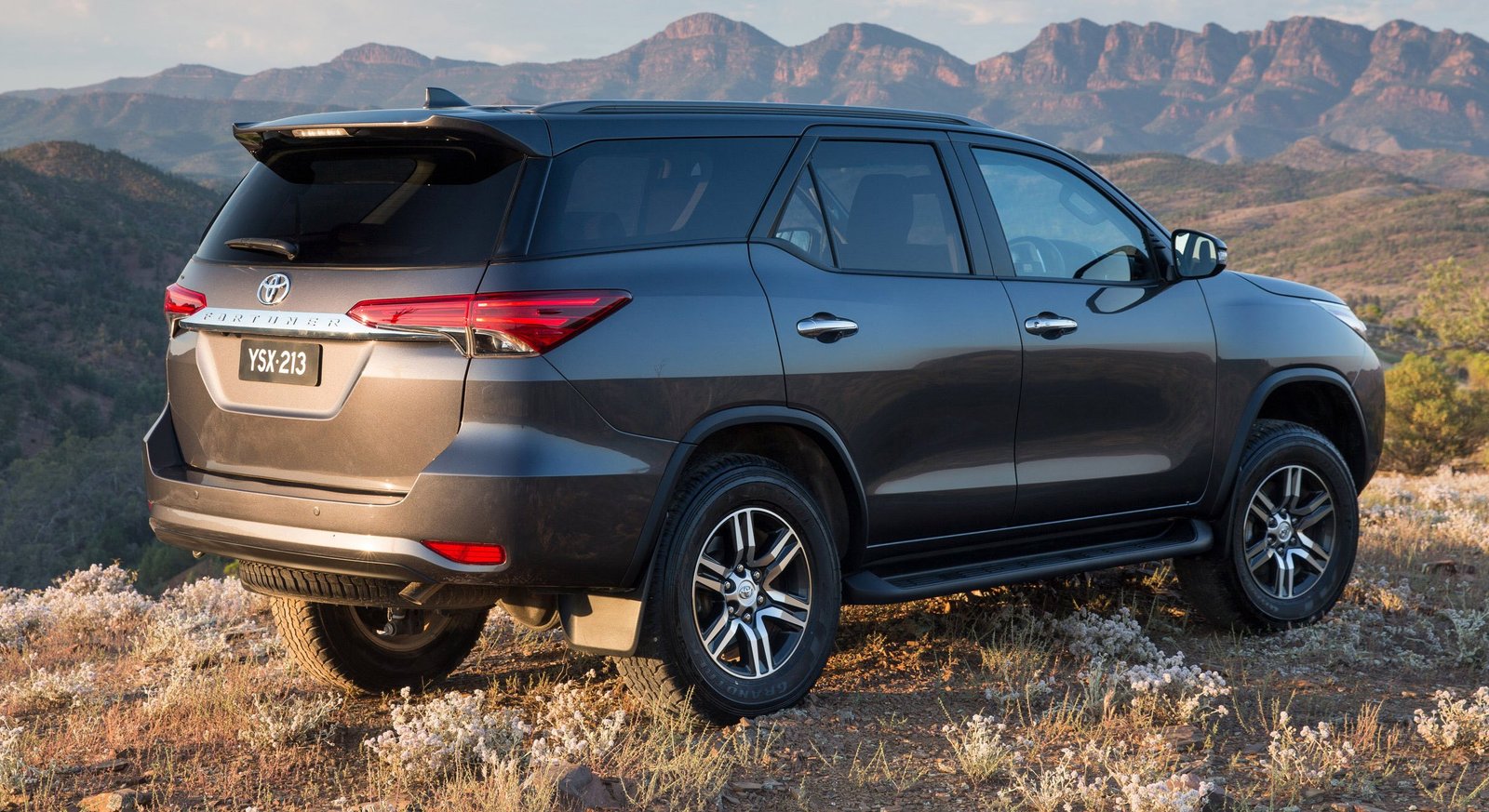 Top Benefits of Choosing an SUV Rental in Lahore for Family Trips